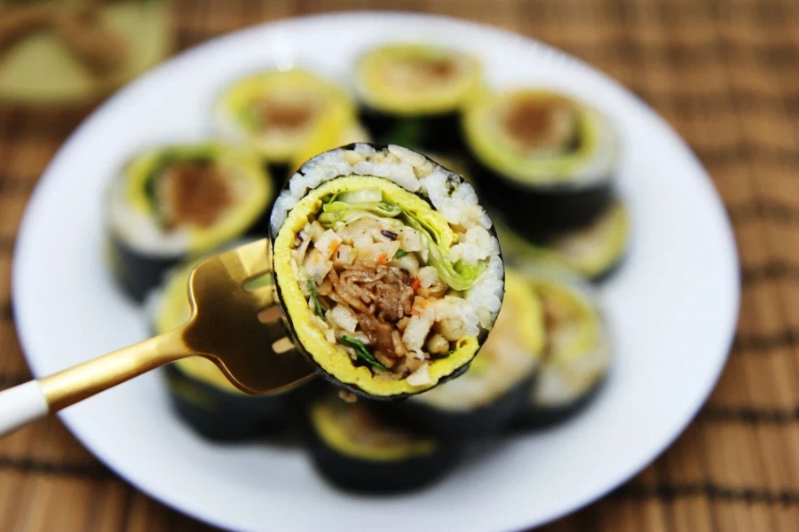 김밥에 오이 들어간 것 싫다는 사람은 많이 봤는데 연근 들어갔다고 싫어하는...