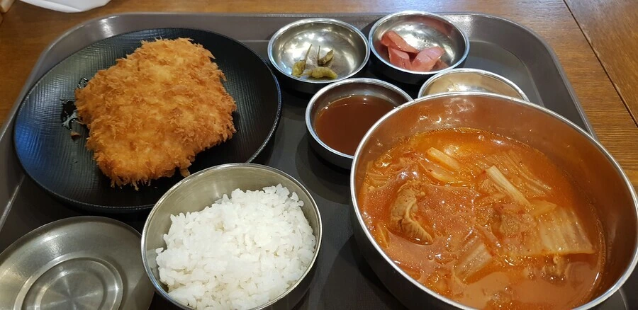 강남 호불호 9,000원 김치찌개&돈까스
