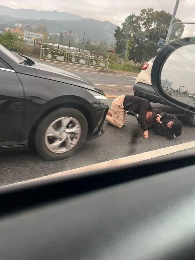 도로에서 싸우고 그라면 안된다고